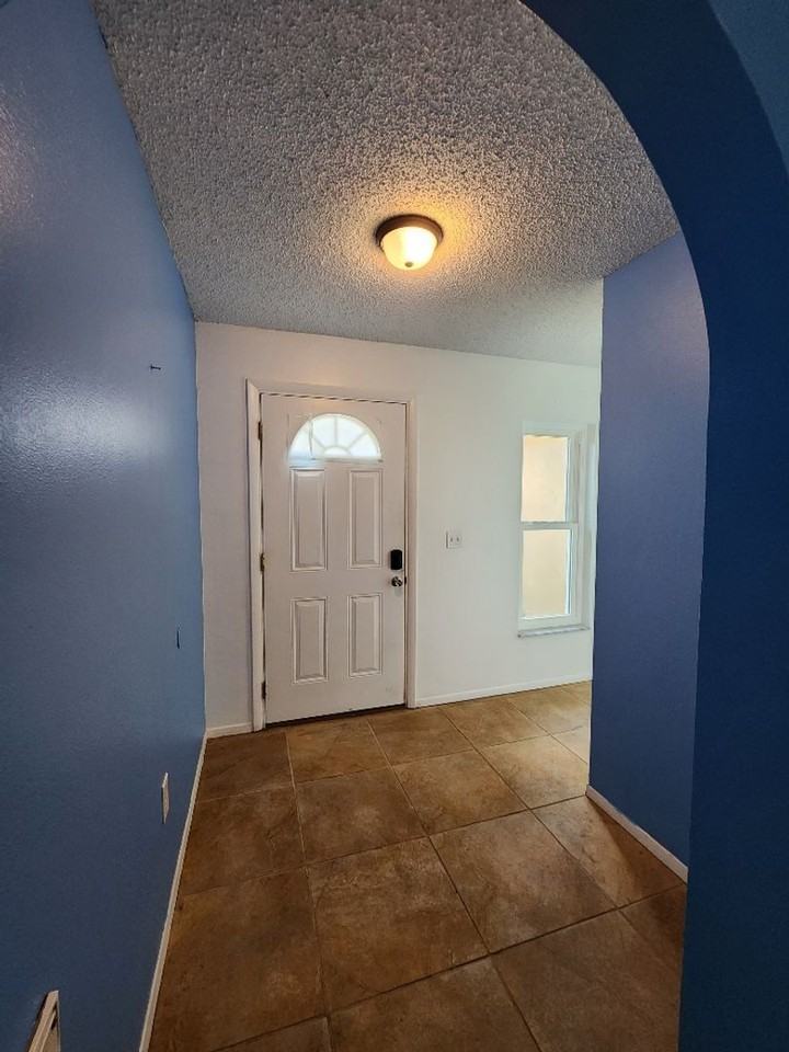 1425 Hathaway Ave - Photo 2 of 22