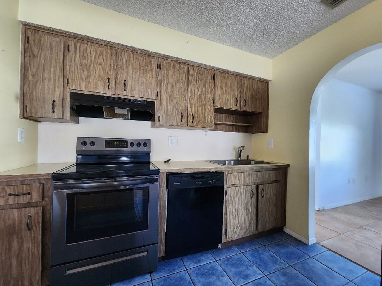 1425 Hathaway Ave - Photo 7 of 22