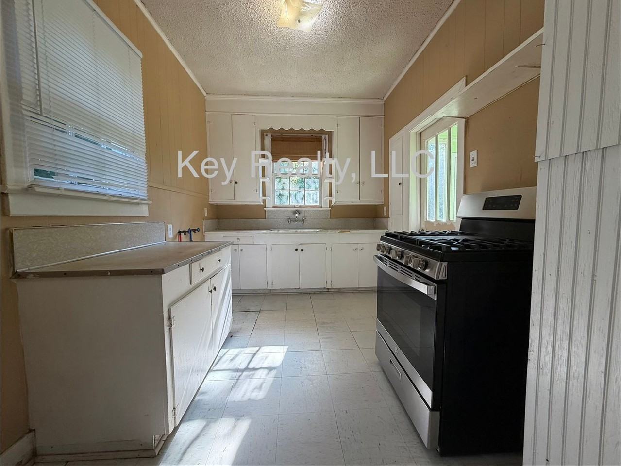 1815 Princeton St - Photo 3 of 6