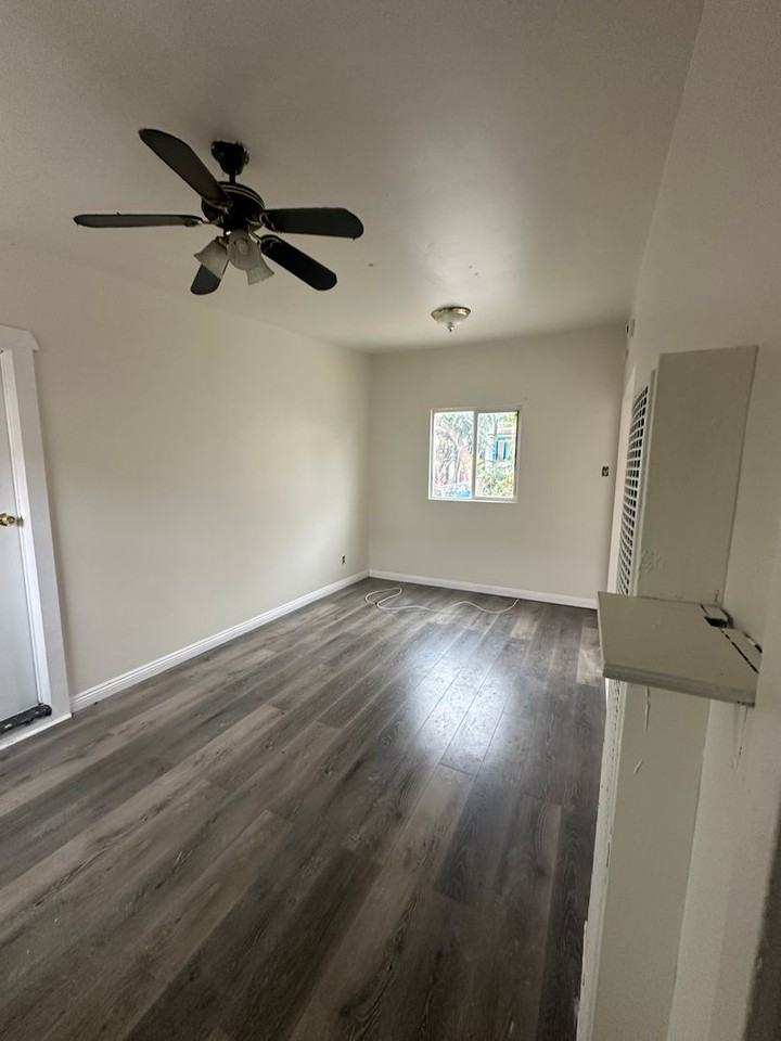 1304 Amalia, Efficiency style units - Photo 3 of 8