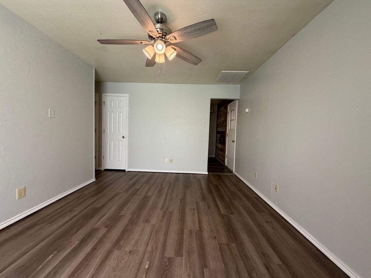 205 S Meadow Ln - Photo 4 of 20