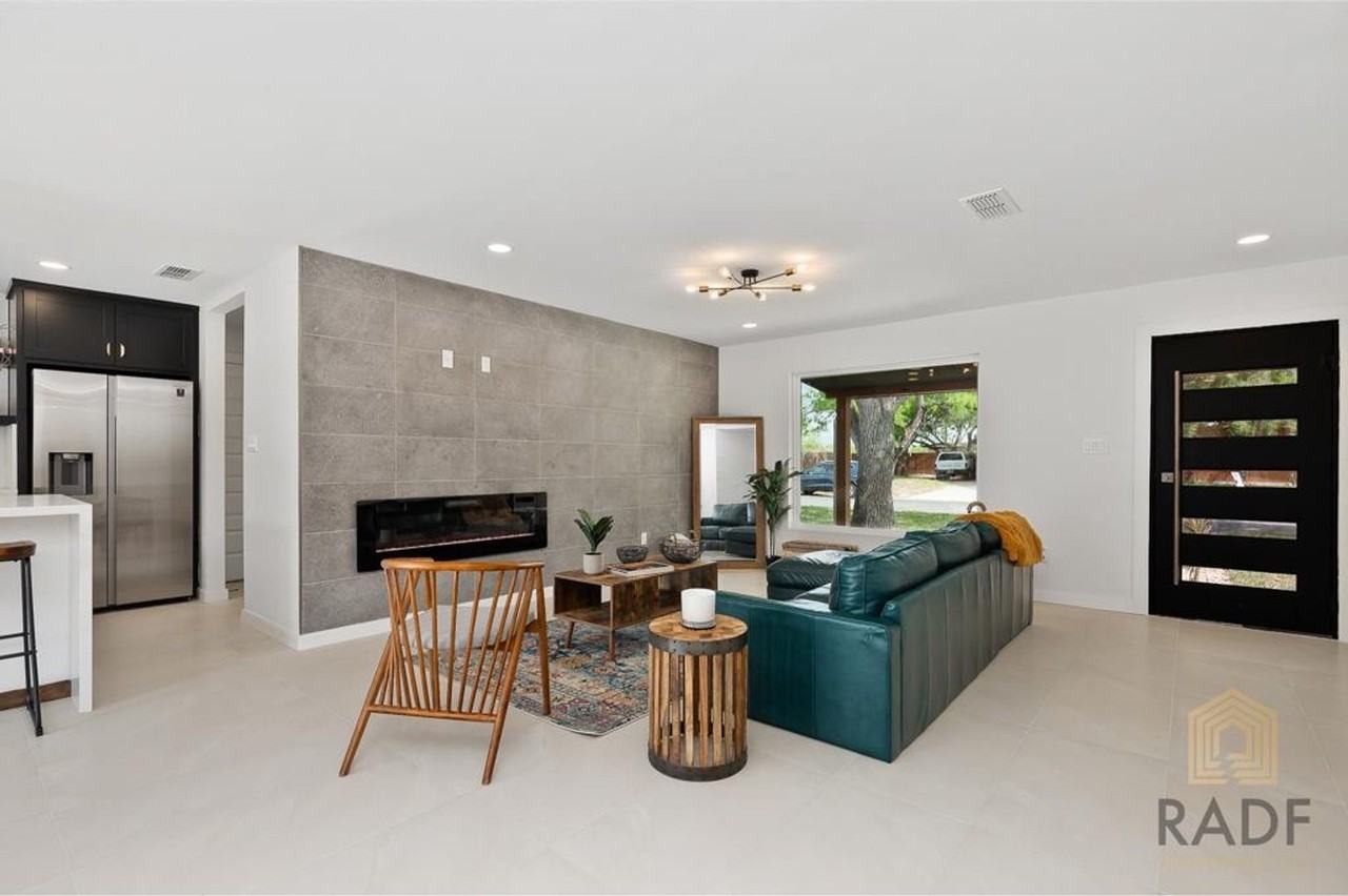 1713 Hibiscus Ave - Photo 4 of 23