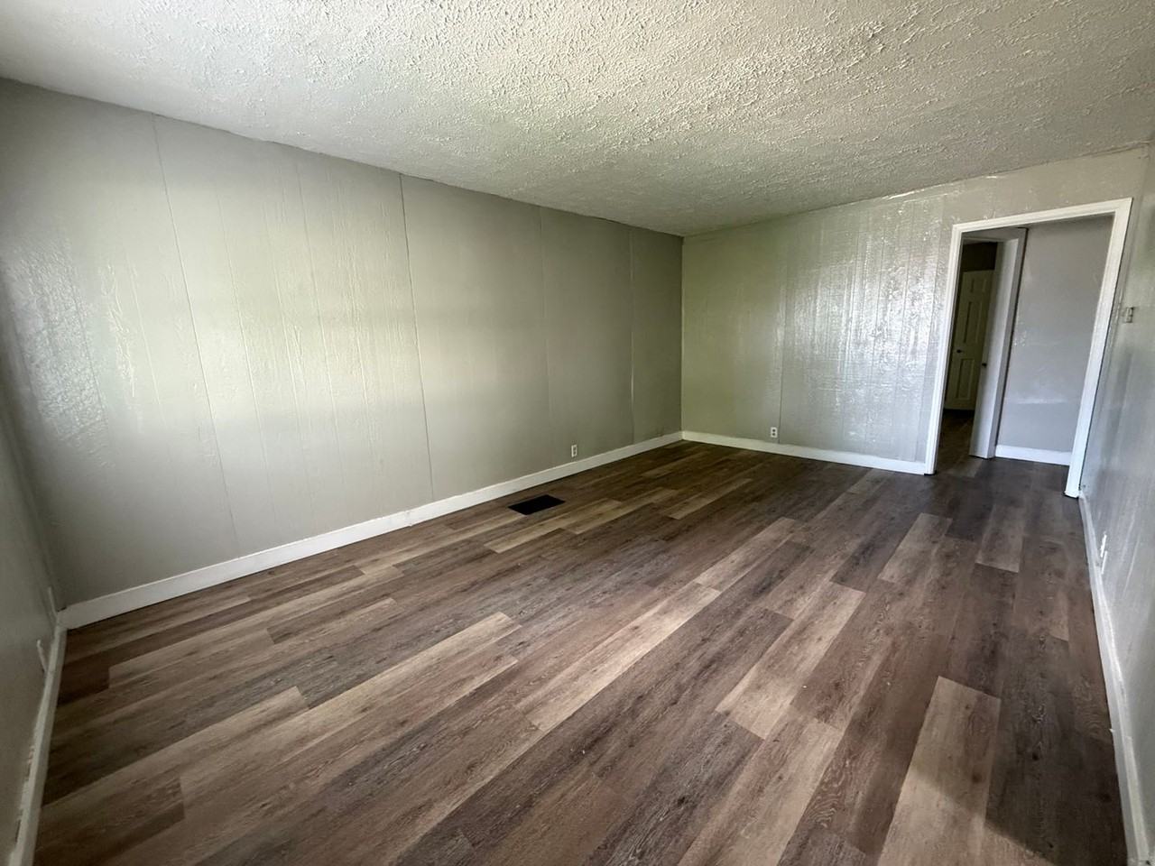 2204 S Vine St - Photo 2 of 10