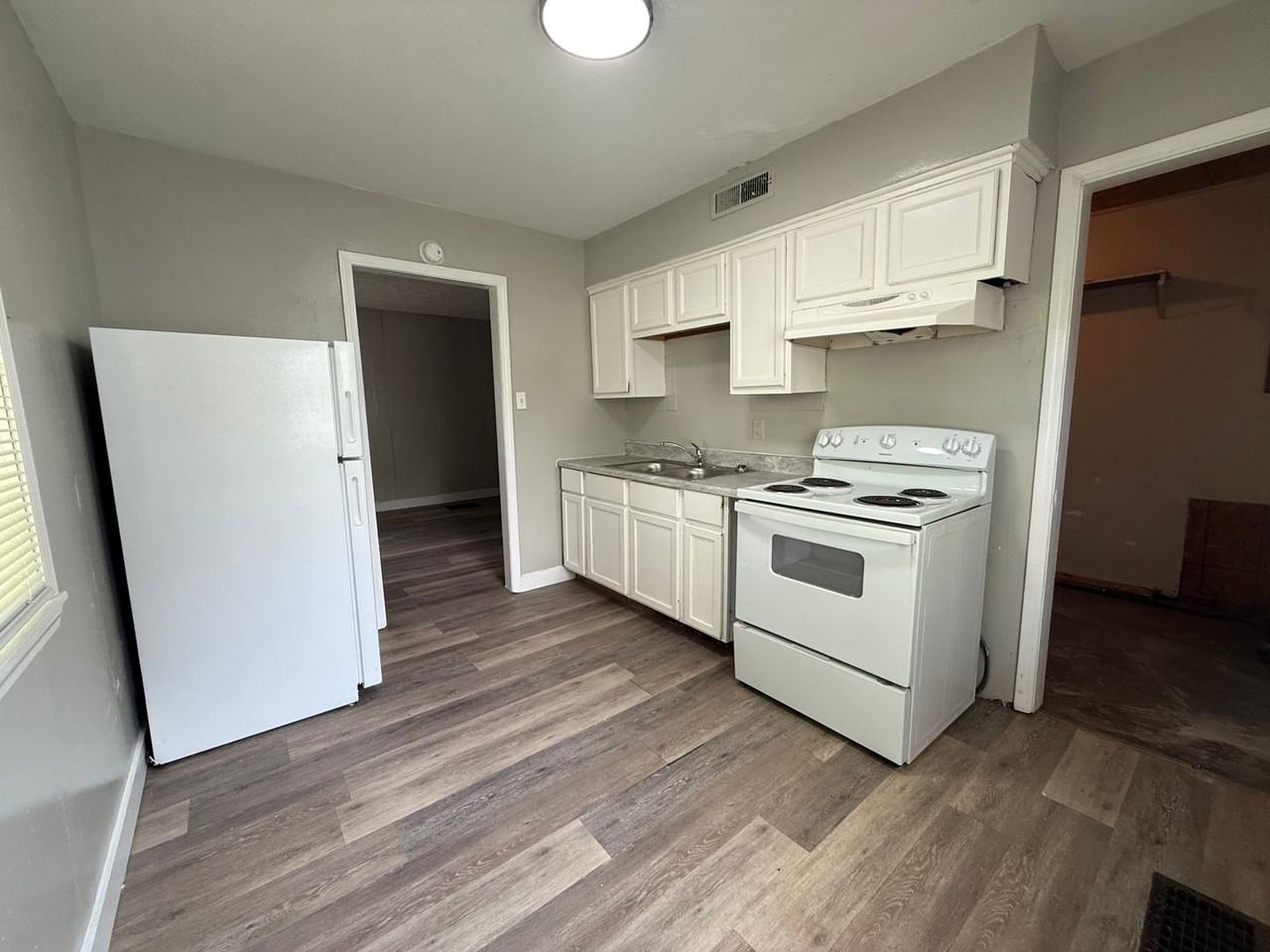 2204 S Vine St - Photo 3 of 10