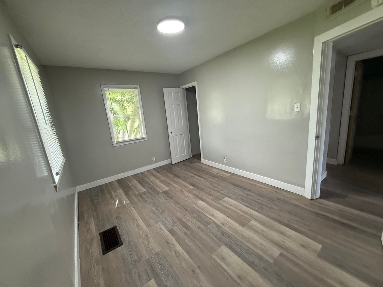 2204 S Vine St - Photo 4 of 10