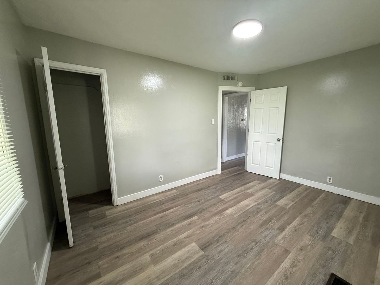 2204 S Vine St - Photo 5 of 10