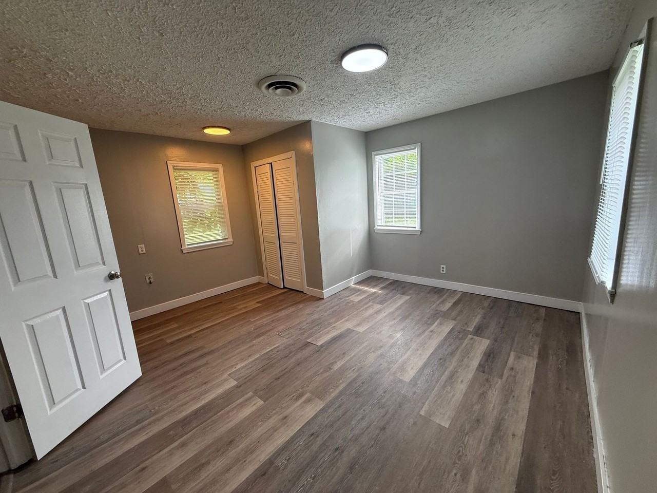 2204 S Vine St - Photo 6 of 10