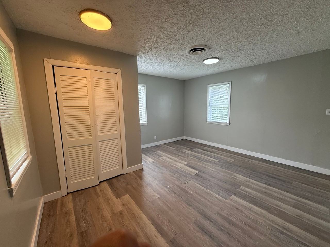 2204 S Vine St - Photo 7 of 10