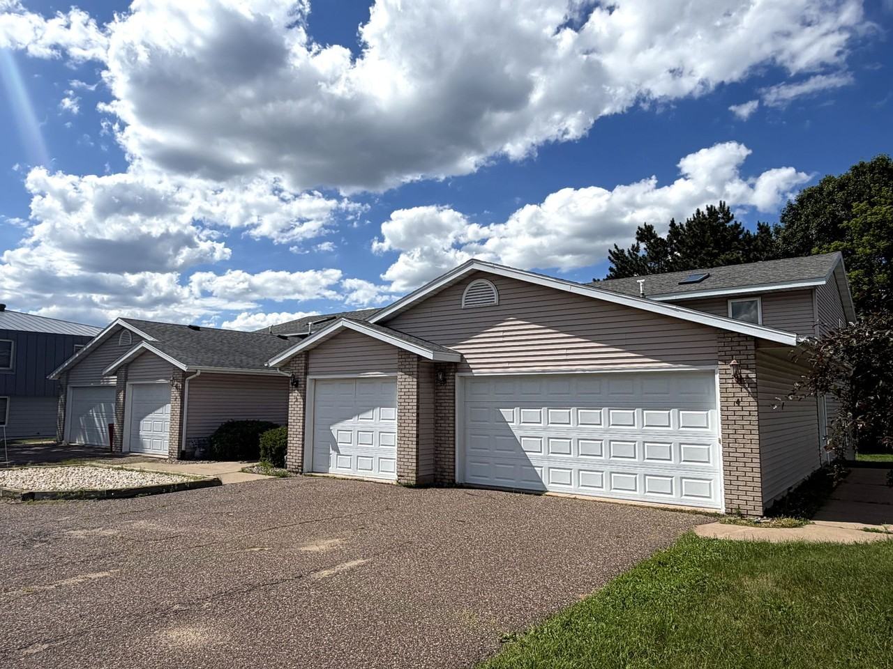 1050 W Hamilton Avenue - Photo 2 of 19