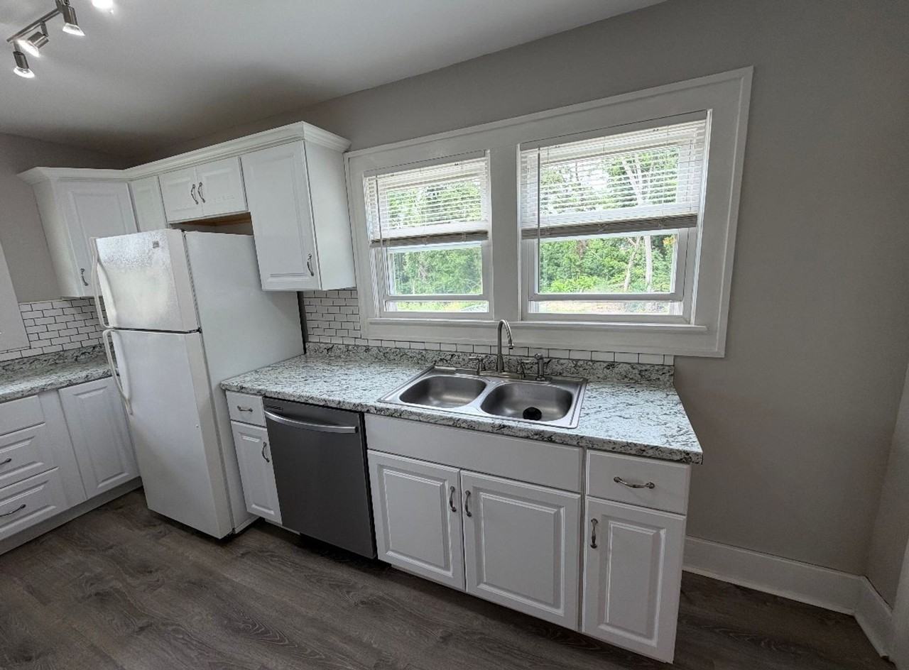 1404 S Elm St - Photo 3 of 6