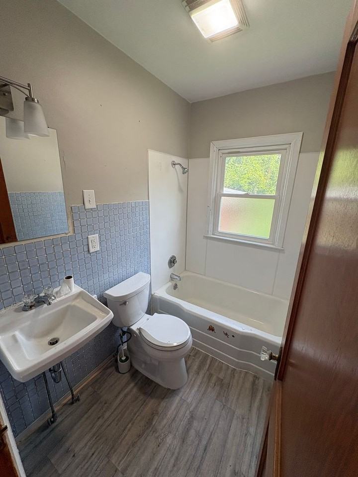 652 W Parker St - Photo 2 of 9
