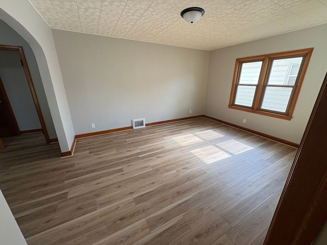 652 W Parker St - Photo 4 of 9