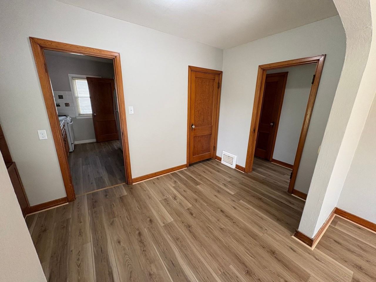 652 W Parker St - Photo 5 of 9