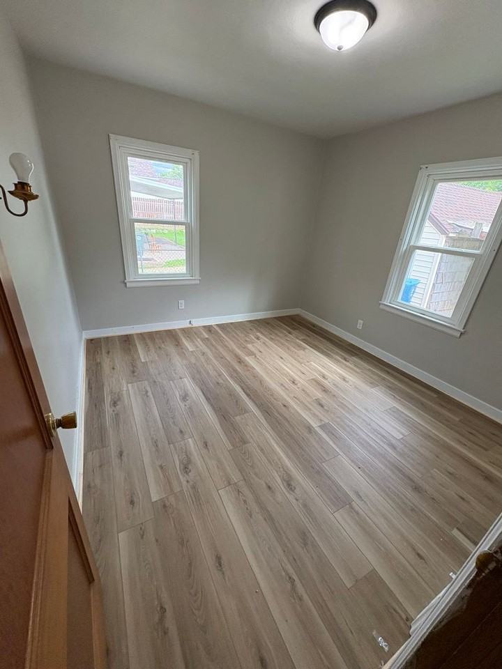 652 W Parker St - Photo 6 of 9