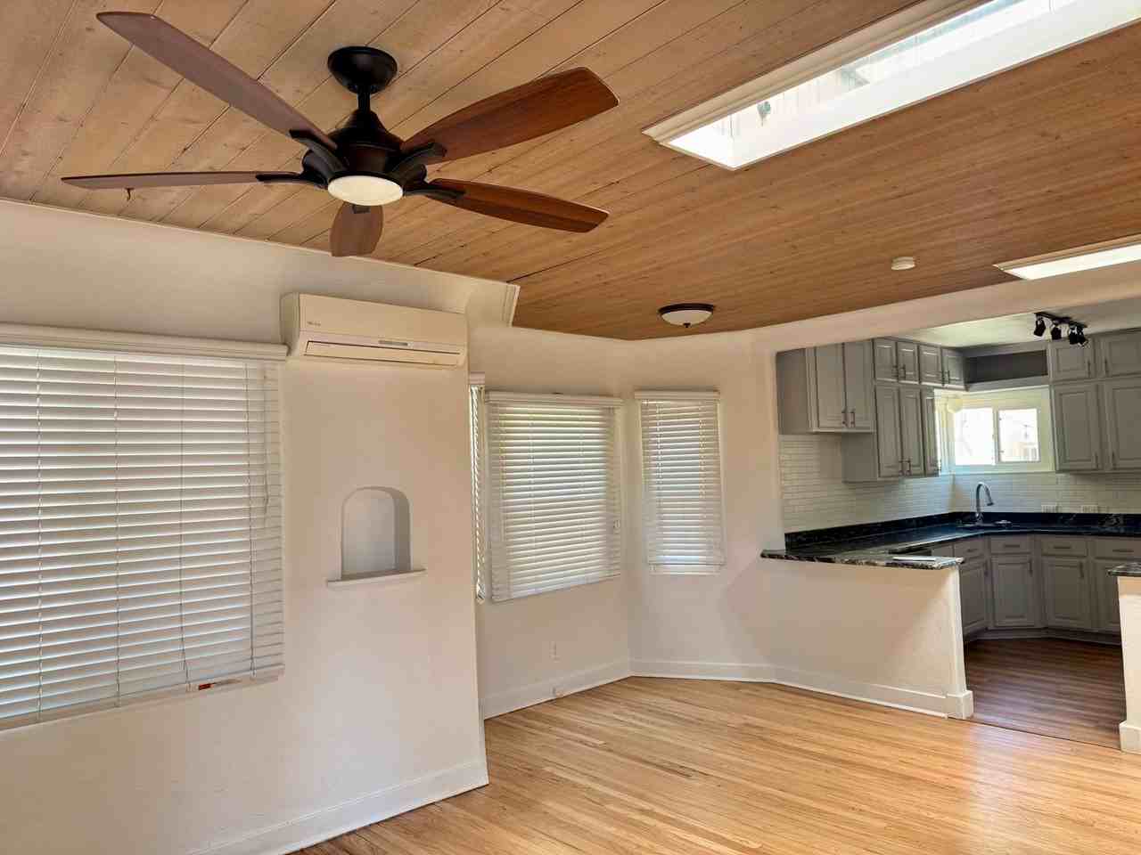 216 Carlisle Blvd Ne - Photo 2 of 18