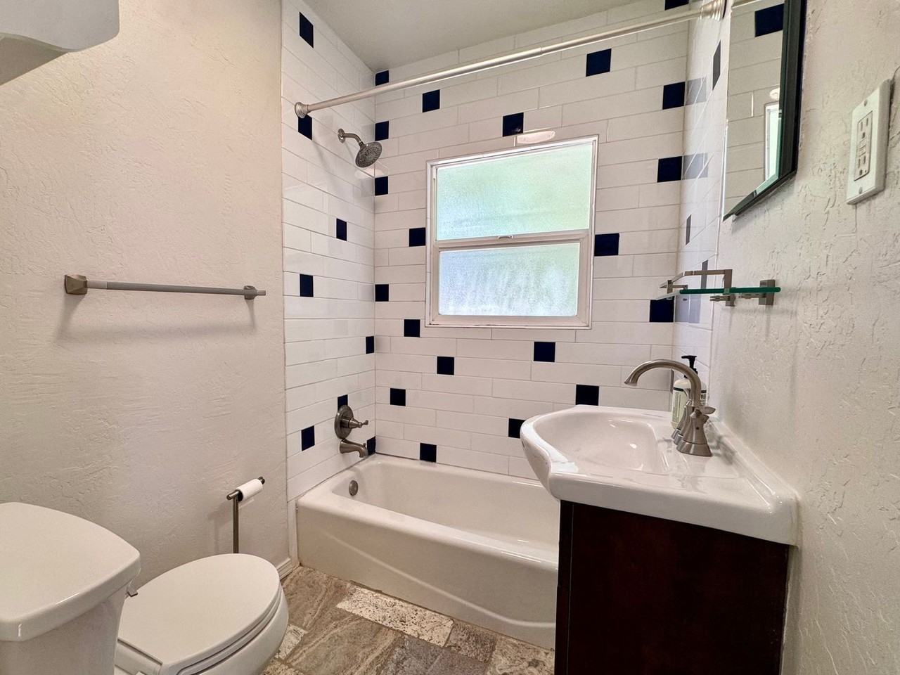 216 Carlisle Blvd Ne - Photo 5 of 18