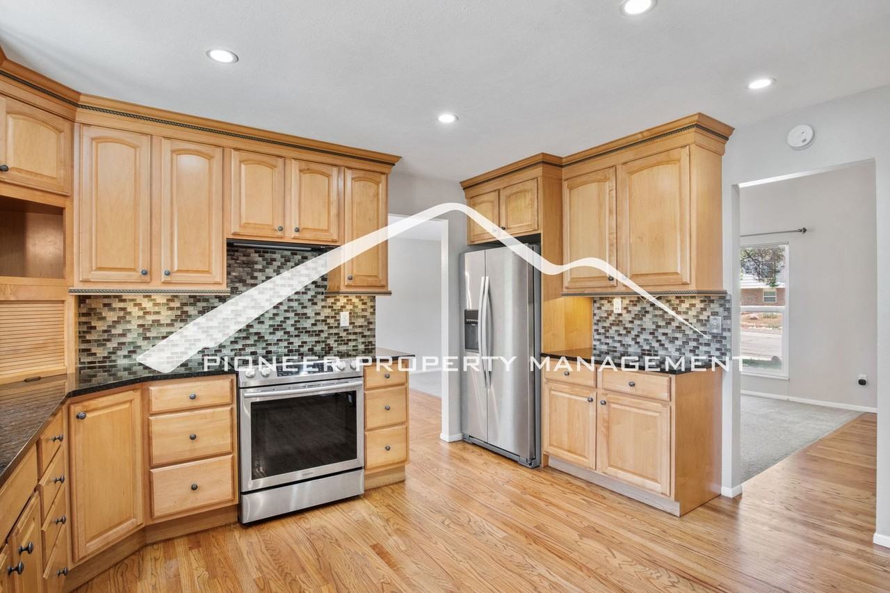 223 Dolomite Dr - Photo 3 of 27
