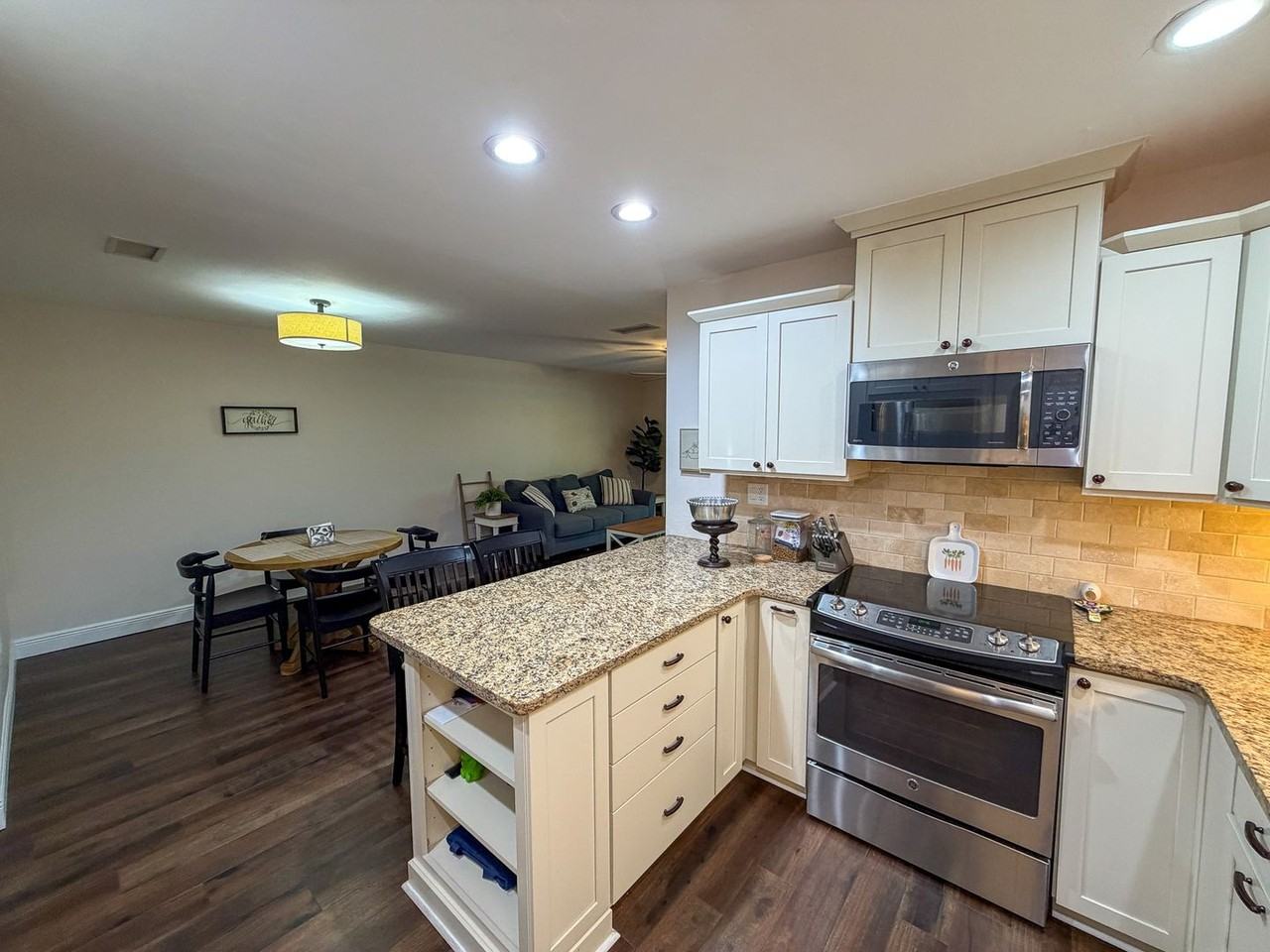 2728 Sw 14th Dr - Photo 5 of 31