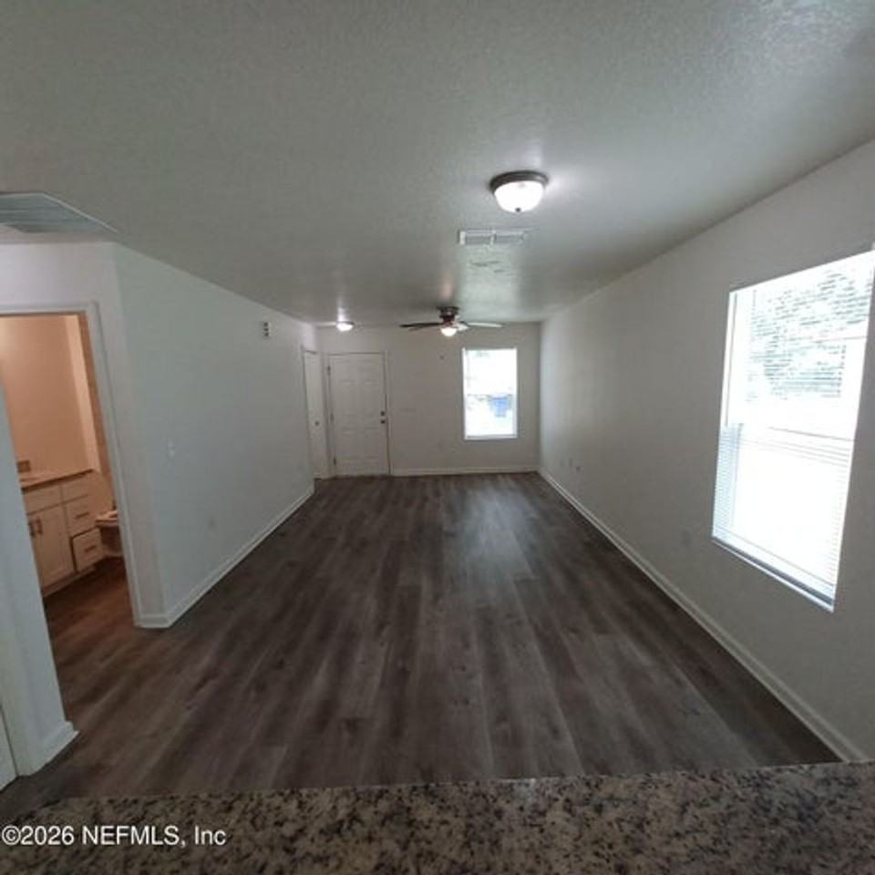 618 Hannah St - Photo 3 of 23