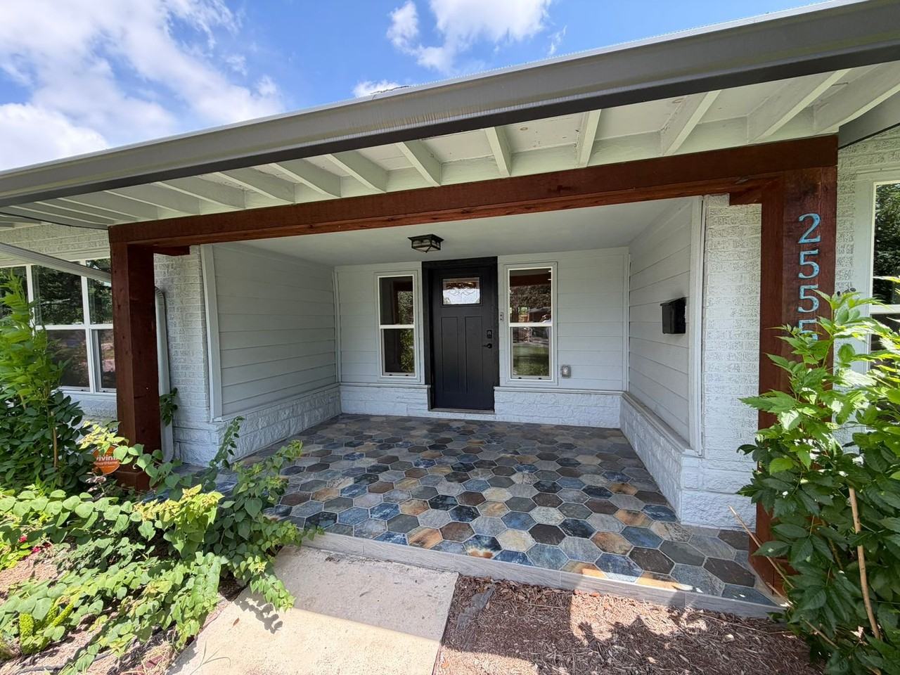 2555 W Kings Hwy - Photo 2 of 22