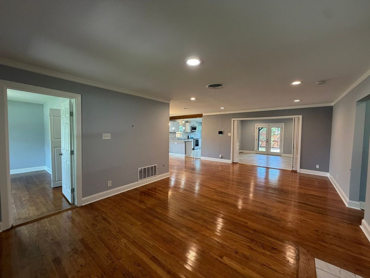 2555 W Kings Hwy - Photo 3 of 22