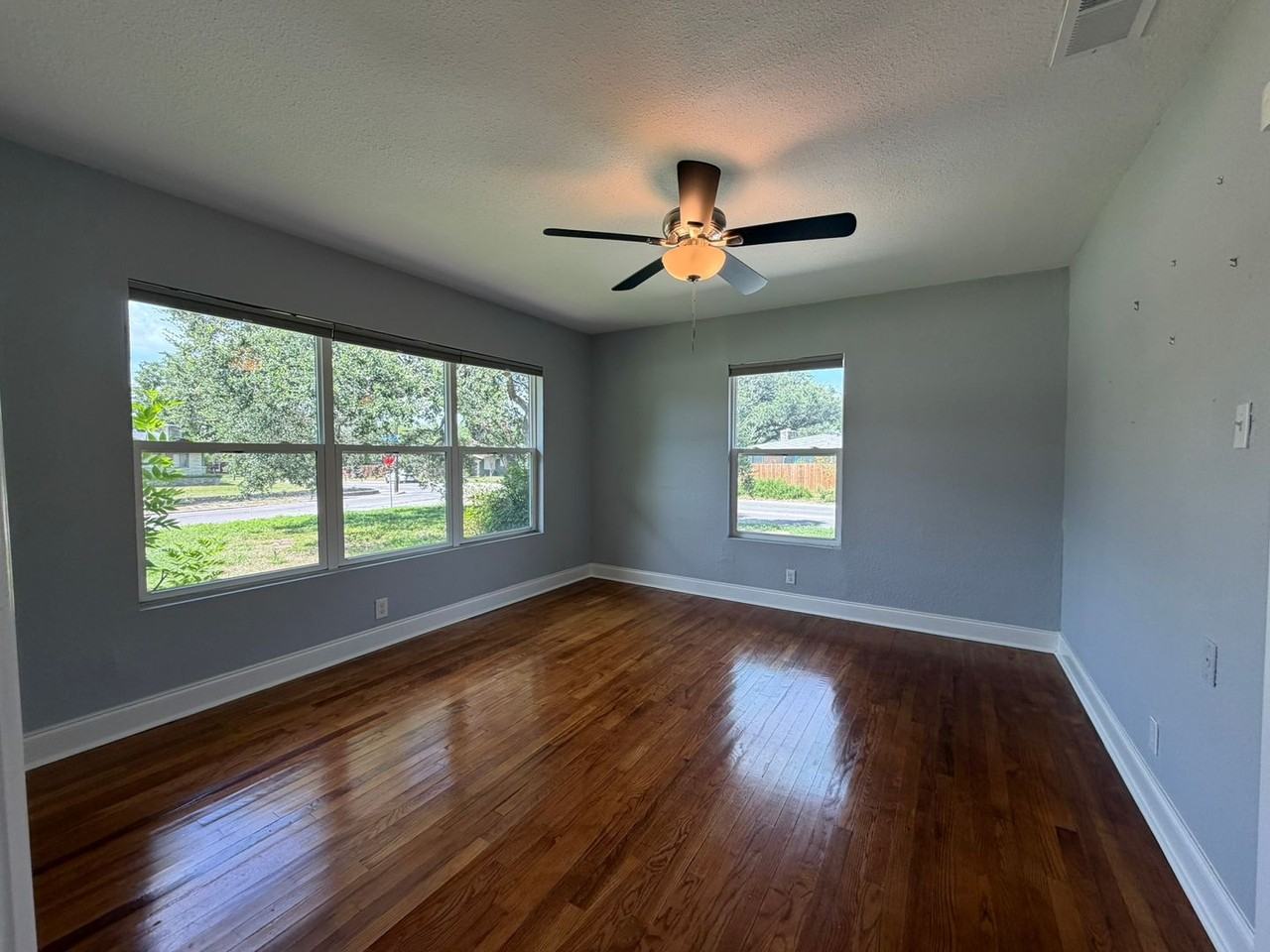 2555 W Kings Hwy - Photo 4 of 22
