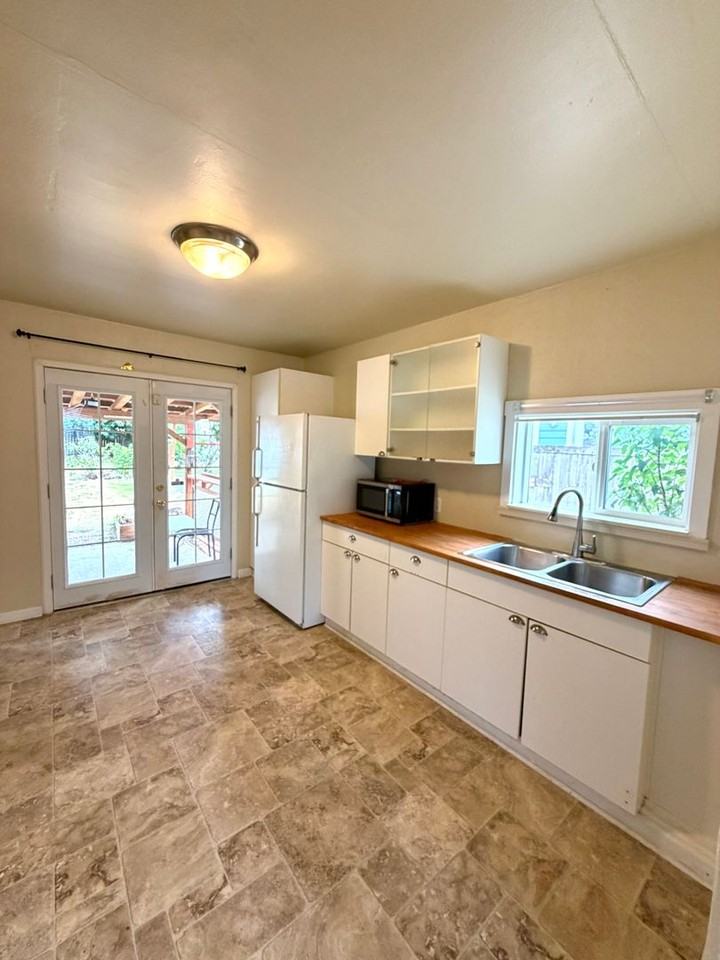 1043 S Oxford St - Photo 5 of 16