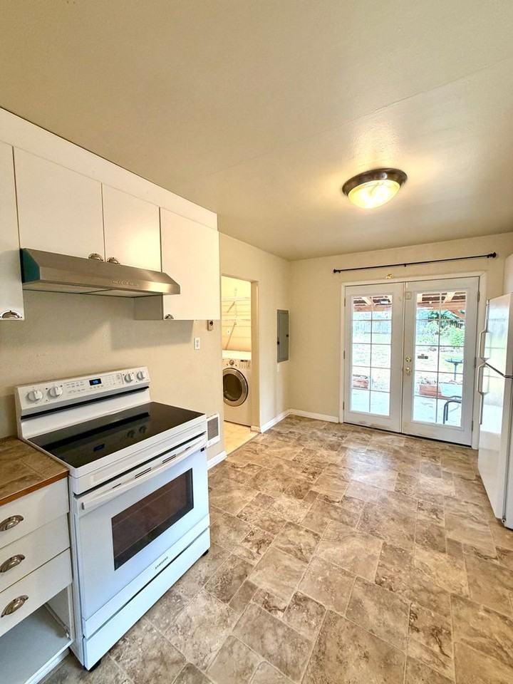 1043 S Oxford St - Photo 6 of 16