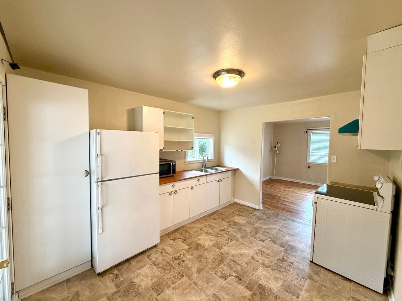 1043 S Oxford St - Photo 7 of 16