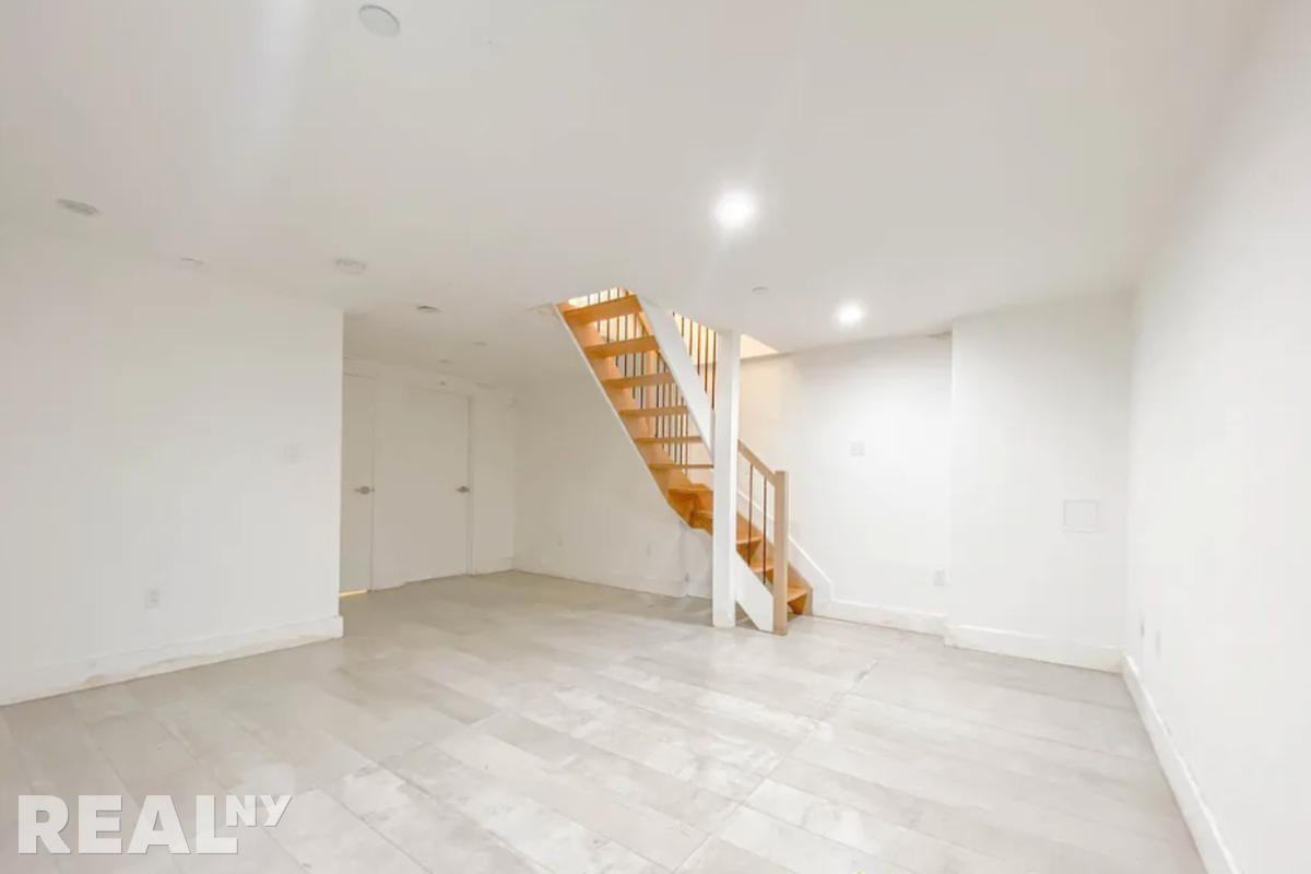 Montrose Ave #1R - Photo 2 of 4