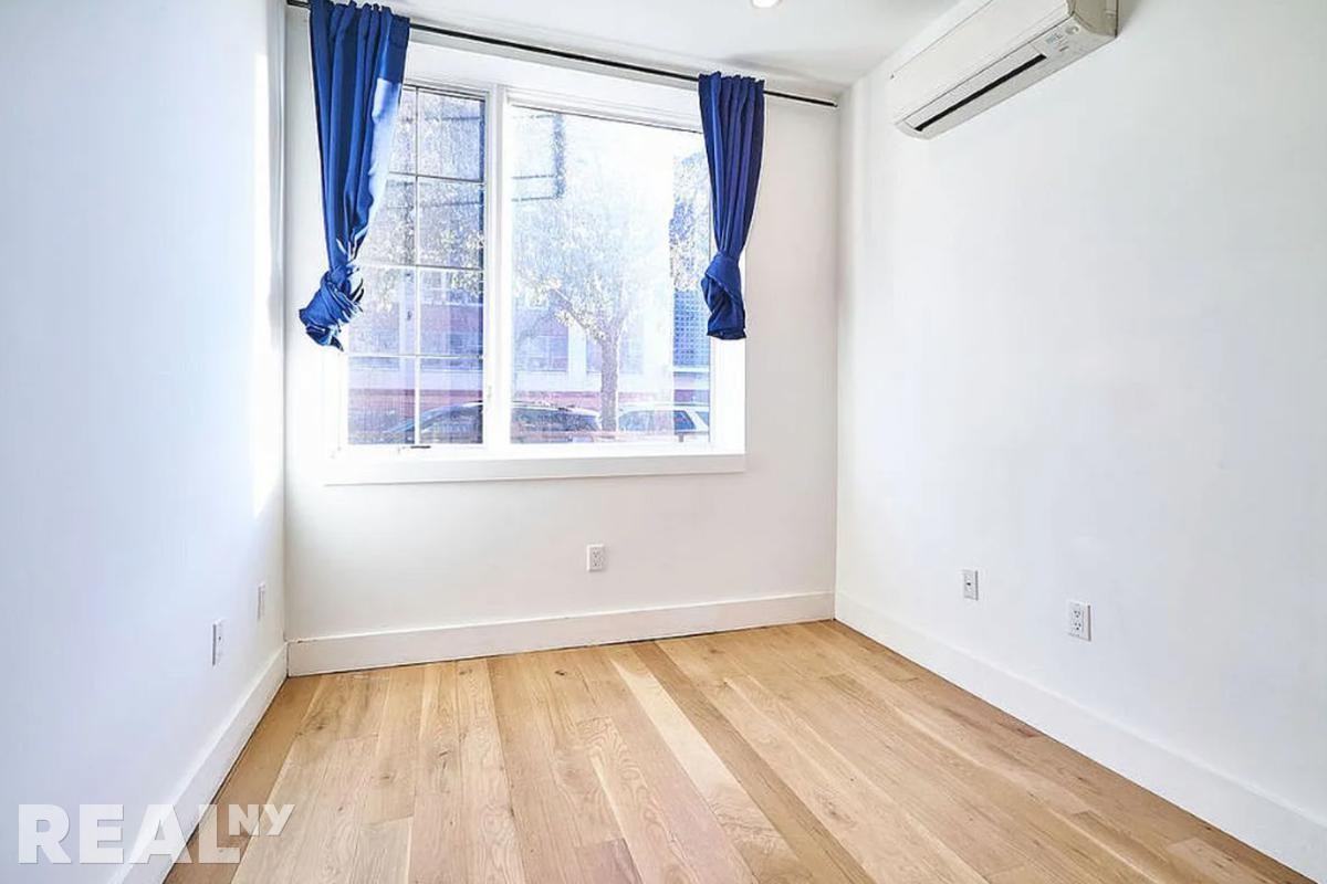Montrose Ave #1R - Photo 3 of 4