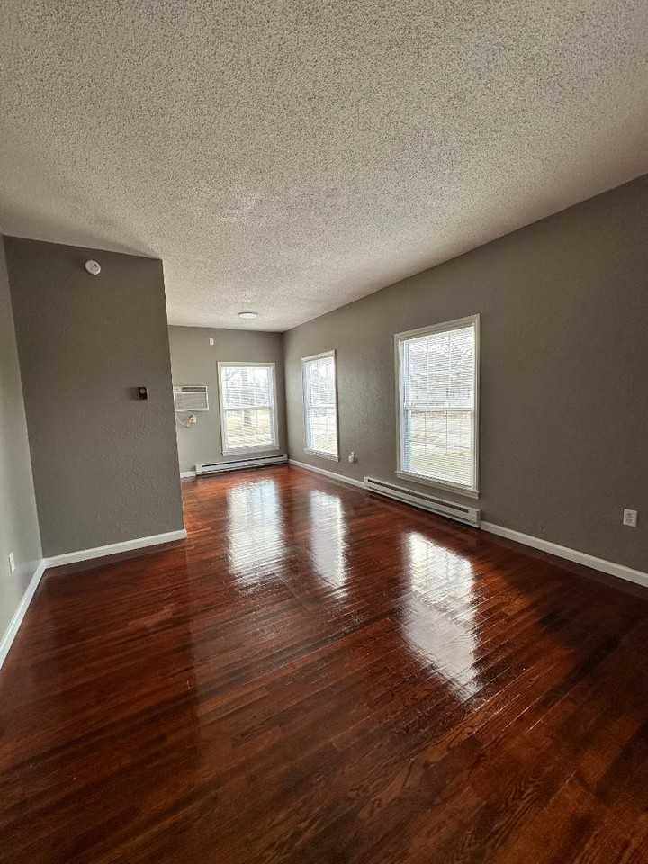 103 S Green St - Photo 4 of 13