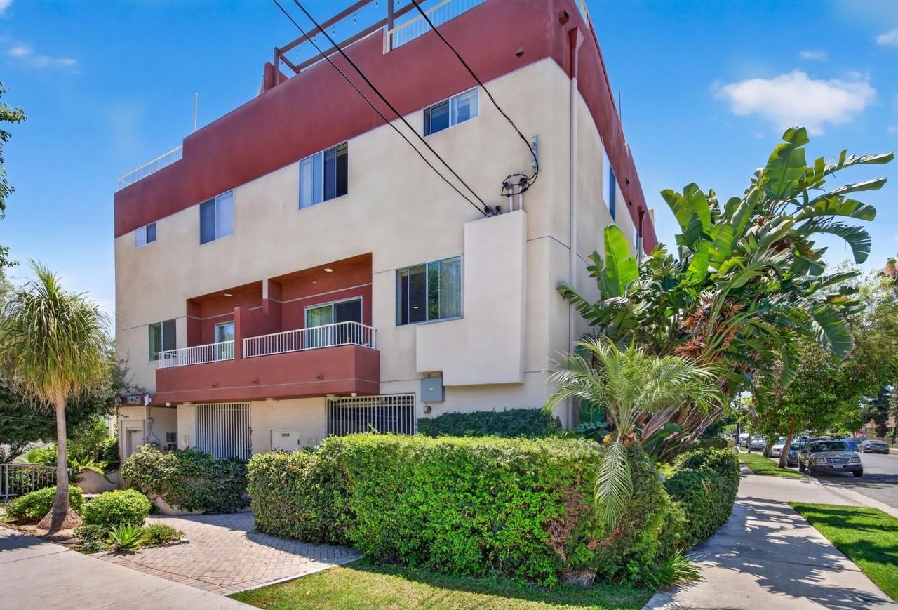 18358 Saticoy St - Photo 2 of 9