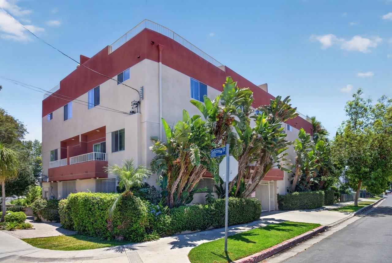 18358 Saticoy St - Photo 4 of 9