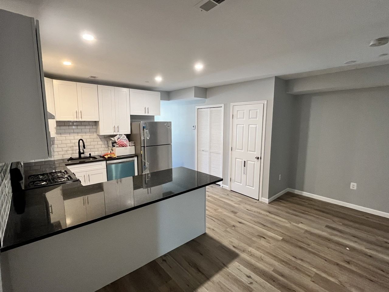 1709 E St Ne #2 - Photo 3 of 14