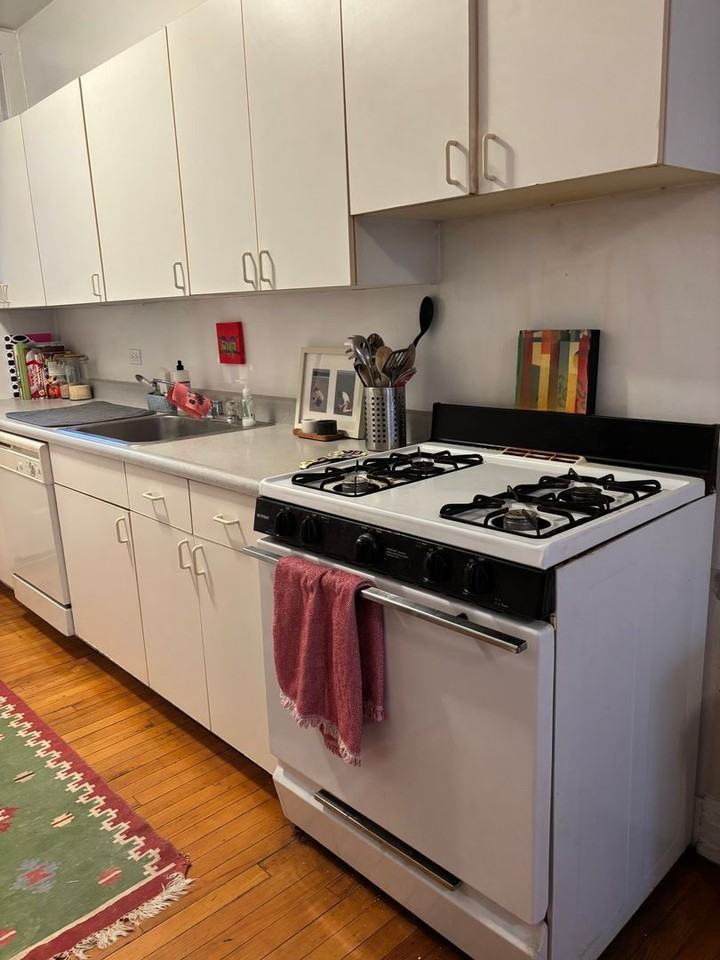 4410 N Rockwell St #2 - Photo 5 of 9