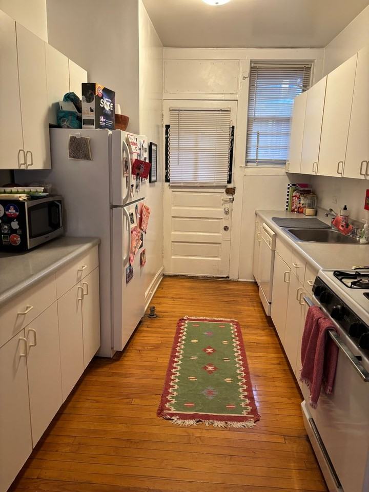 4410 N Rockwell St #2 - Photo 6 of 9