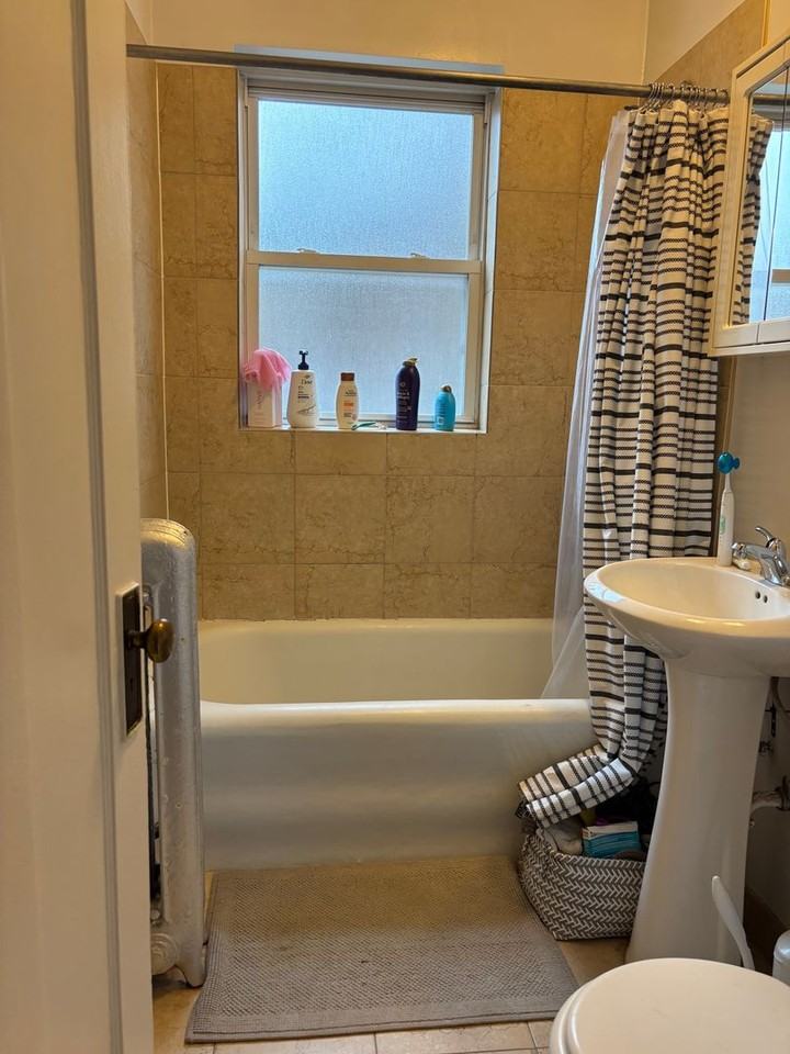 4410 N Rockwell St #2 - Photo 7 of 9