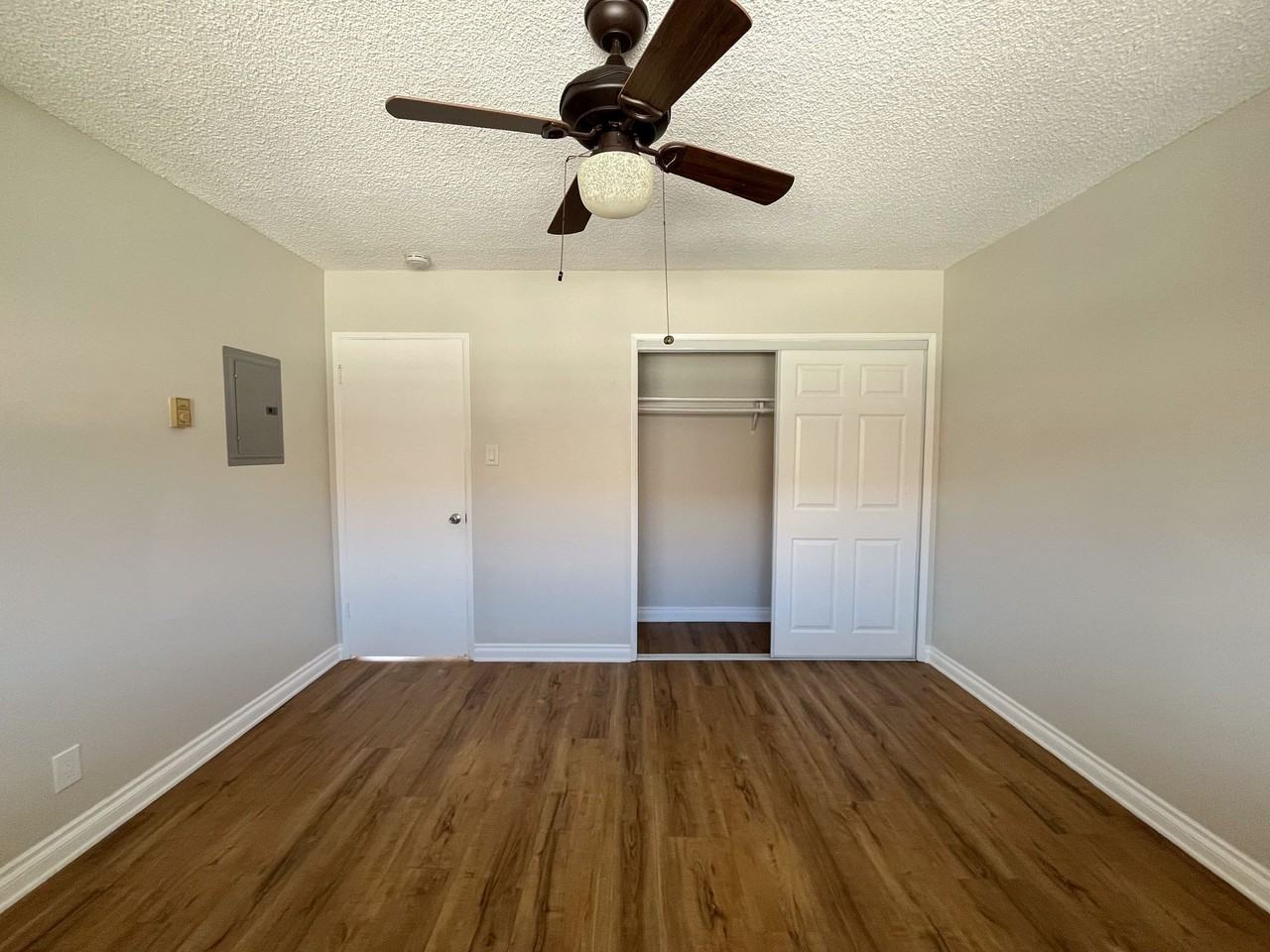 372 Freeman Ave - Photo 2 of 7