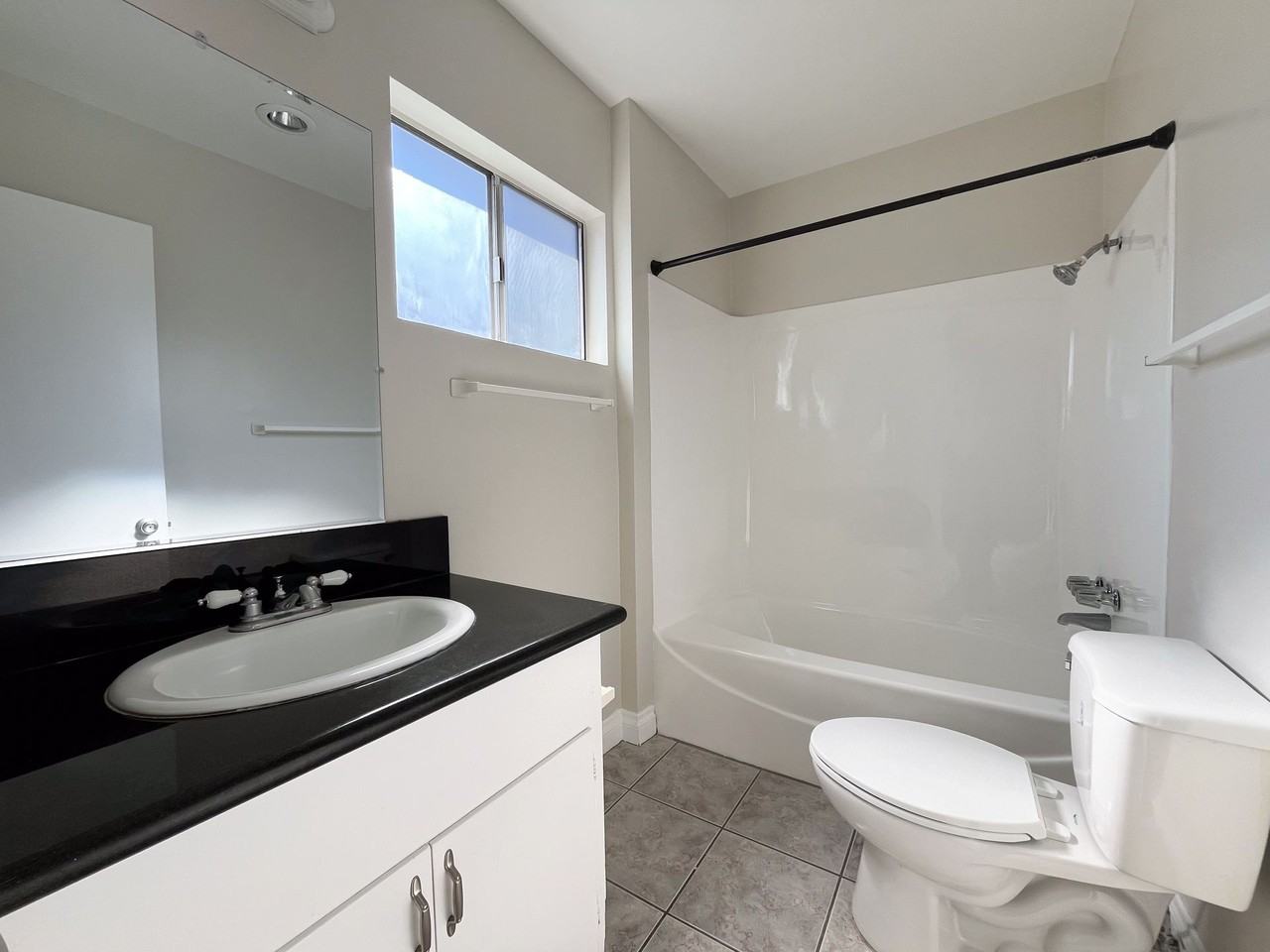 372 Freeman Ave - Photo 4 of 7
