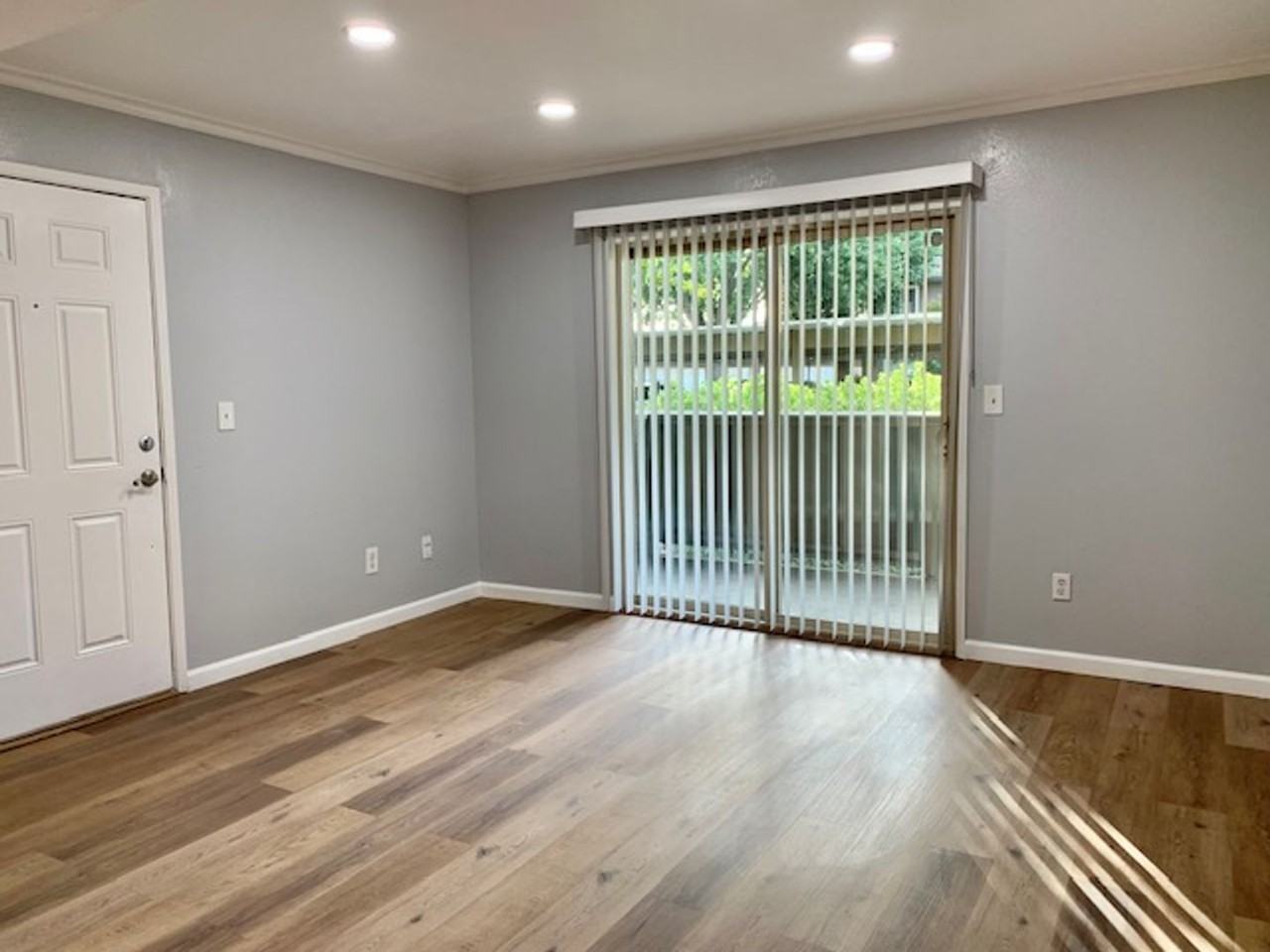 1163 Lakeview Cir - Photo 3 of 24