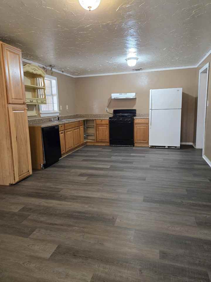 1021 S Westside Ave #1 - Photo 2 of 12