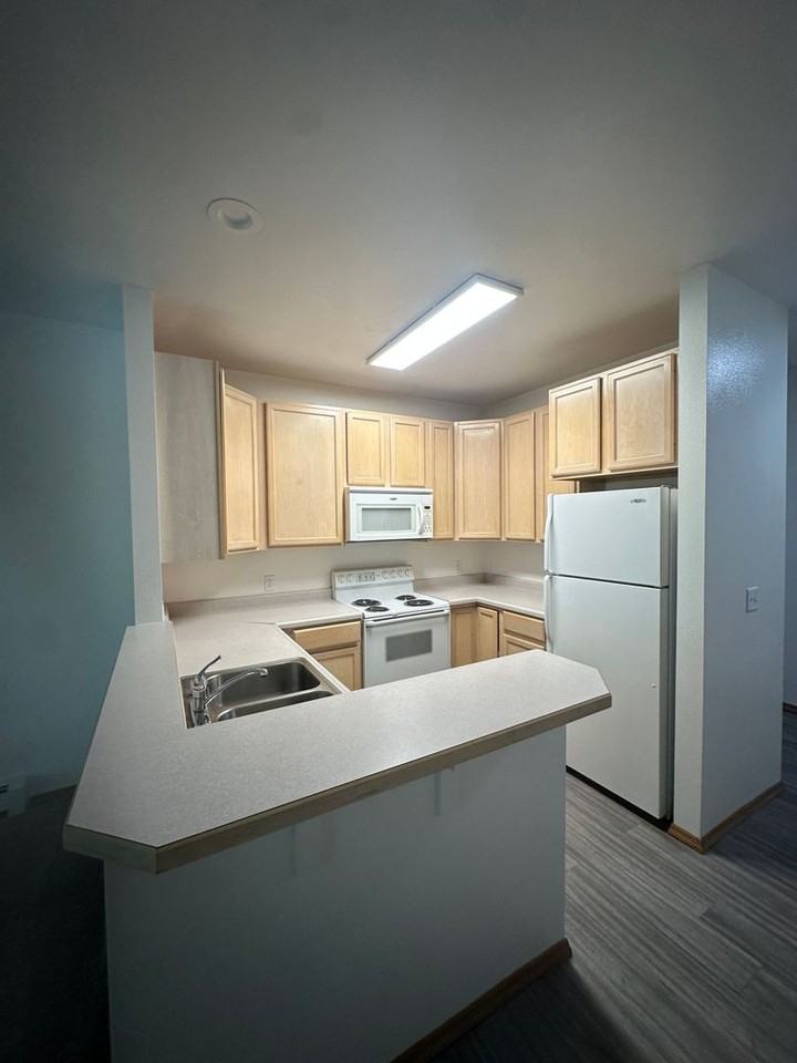 Pines Apartments - Photo 4 of 17