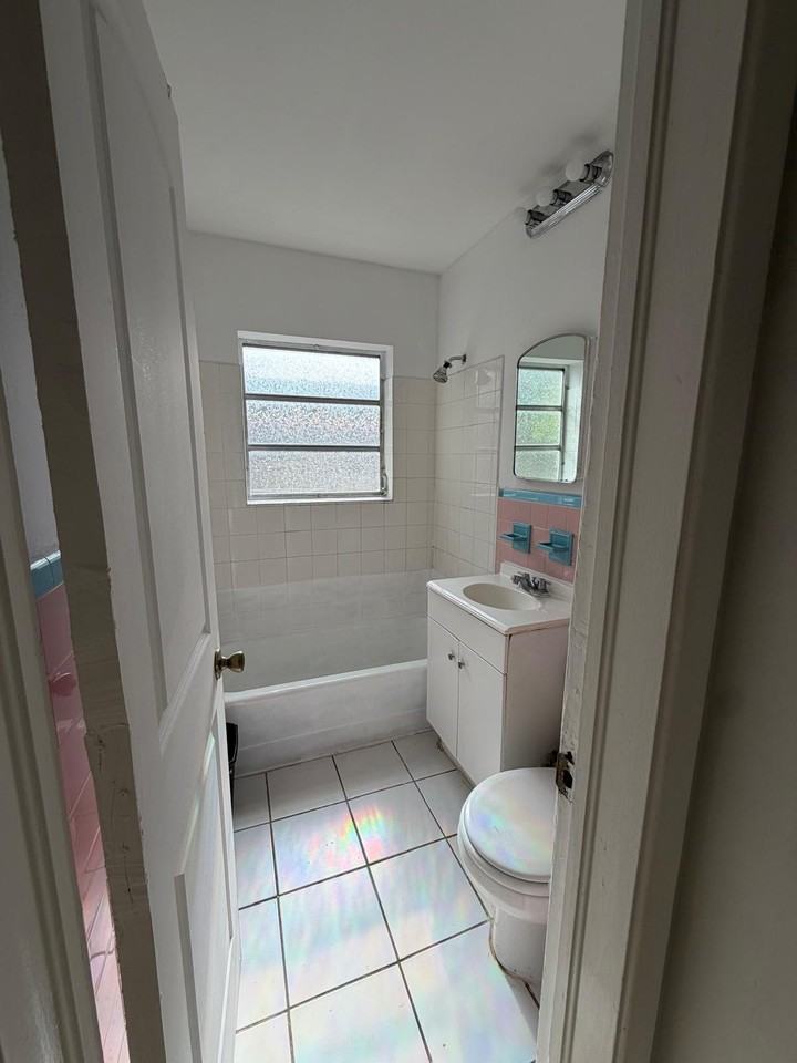 1929 Thomas St #1 - Photo 4 of 8