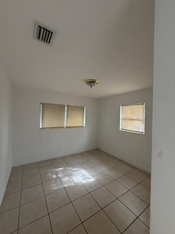 1929 Thomas St #1 - Photo 6 of 8