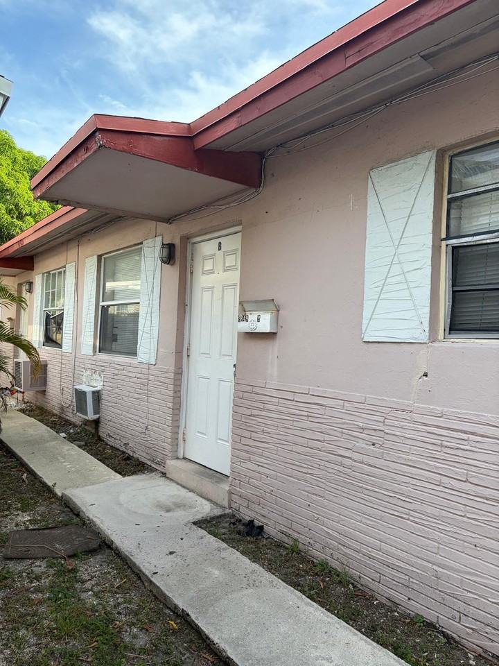 2359 Farragut St #B - Photo 2 of 7