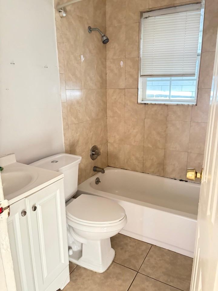 2359 Farragut St #B - Photo 3 of 7