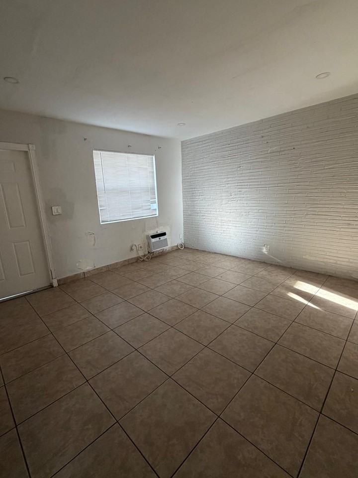 2359 Farragut St #B - Photo 4 of 7