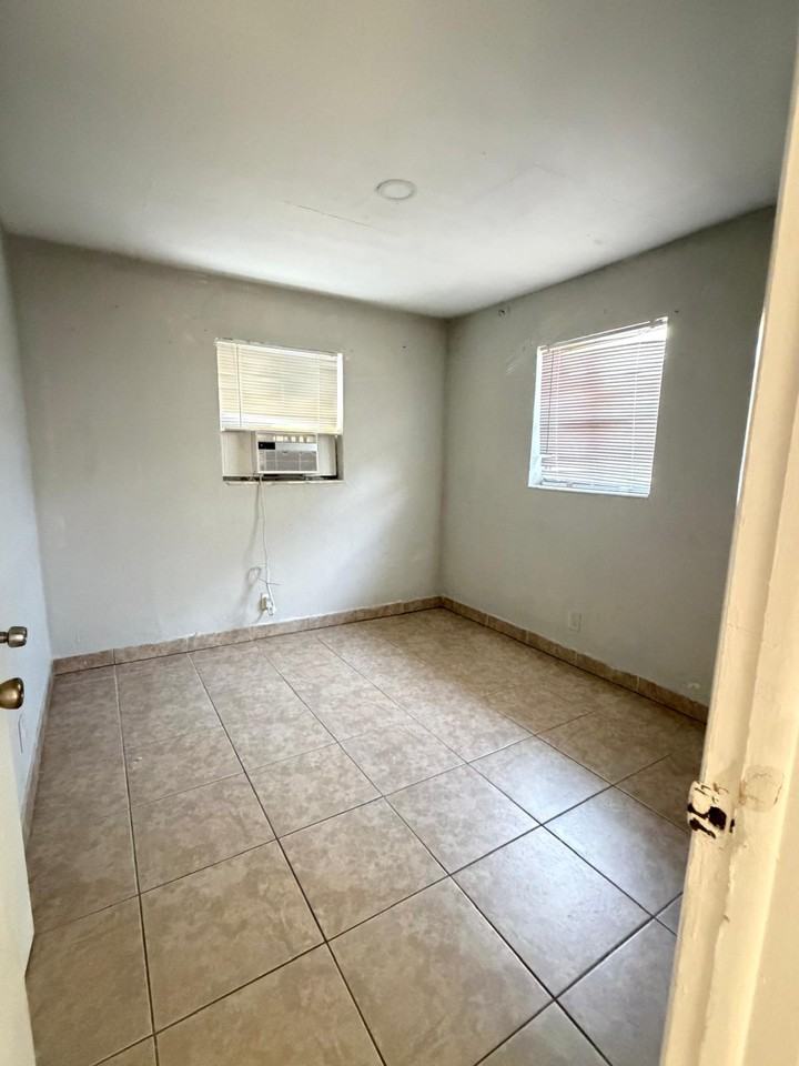 2359 Farragut St #B - Photo 5 of 7