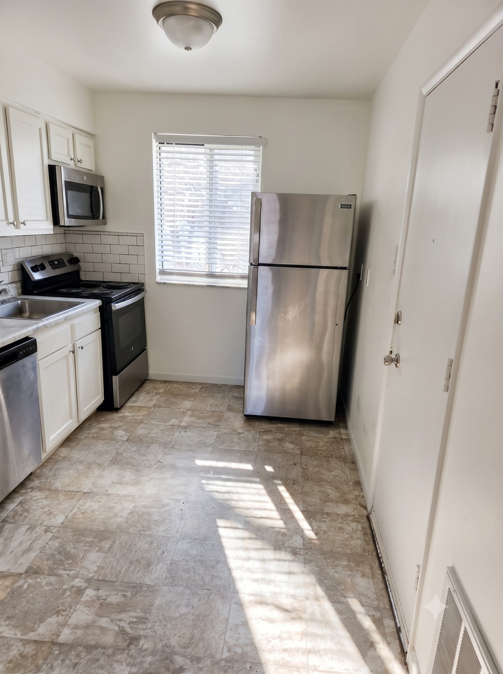 Circleview Dr #D - Photo 3 of 11